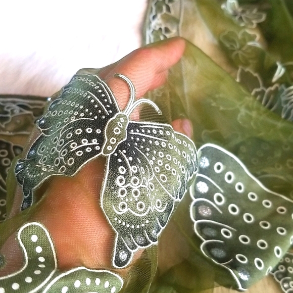 Vintage Mesh Shawl - Picture 3 of 3